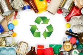 Símbolo da reciclagem cercado por embalagens, ilustrando a gestão integrada de resíduos sólidos e o reaproveitamento de materiais.