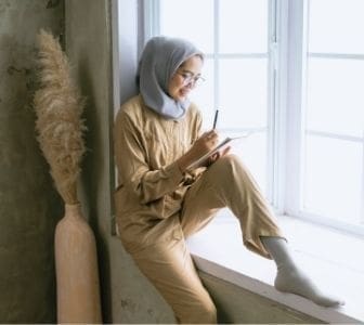 Uma mulher curtindo a vida em uma janela vivendo a filosofia lixo zero
