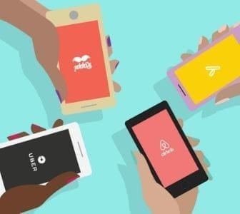 mãos seguram varios celulares e assim representam a sustentabilidade compartilhada