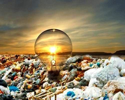 Imagem ilustrativa de como reaproveitar o lixo no Brasil: um aterro à céu aberto com uma grande lâmpada acessa.