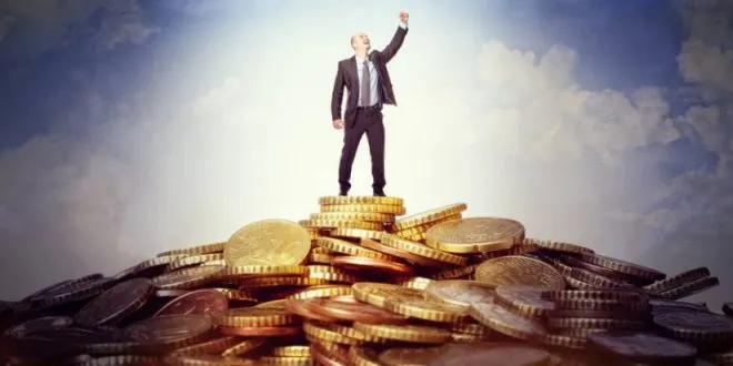 Um homem em cima de uma montanha de dinheiro representando o Consumo Conspícuo, ou seja, a ganância por bens materiais