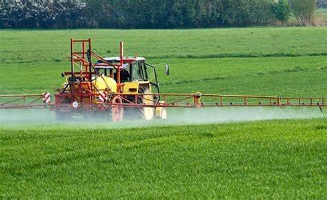 Trator com mecanismo de irrigação derrama agrotóxico em plantação.
