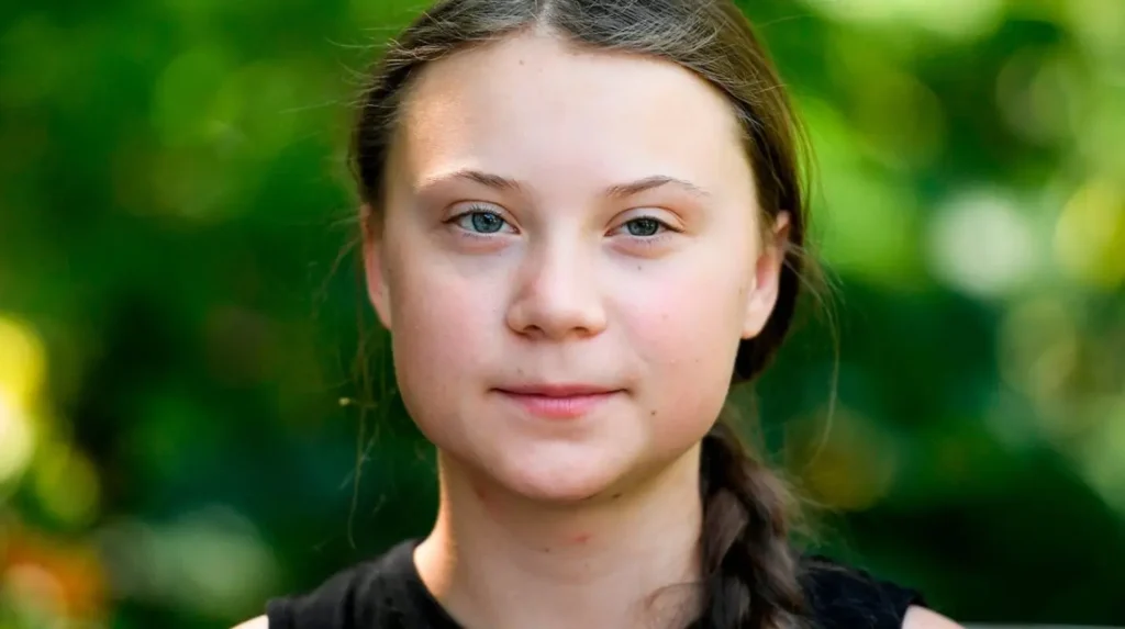 Foto de Greta Thunberg séria, mostrando insatisfação com os problemas climáticos