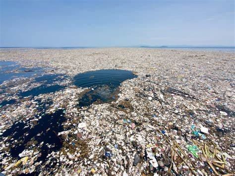 Oceano com muito plástico boiando representando um Mar de plástico e a poluição nos oceanos