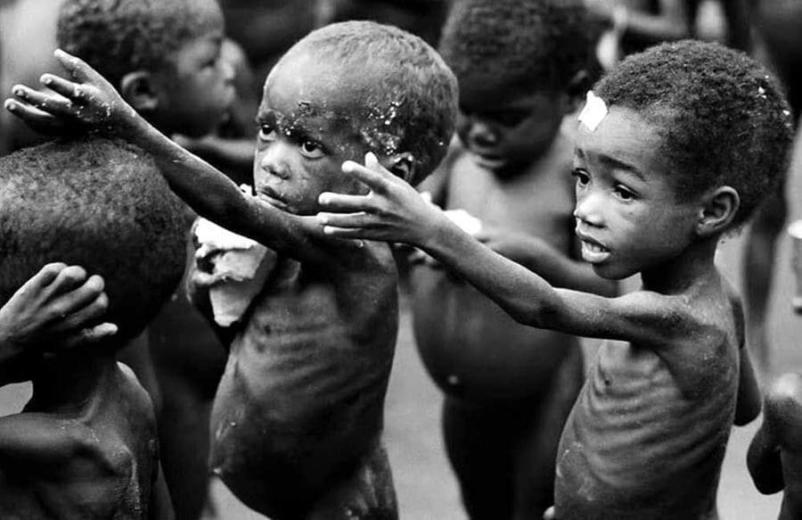 Várias crianças desnutridas estendendo a mão, ainda estamos muito longe da sustentabilidade alimentar.