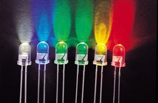 Vária lâmpadas pequenas coloridas em fila com iluminação LED.