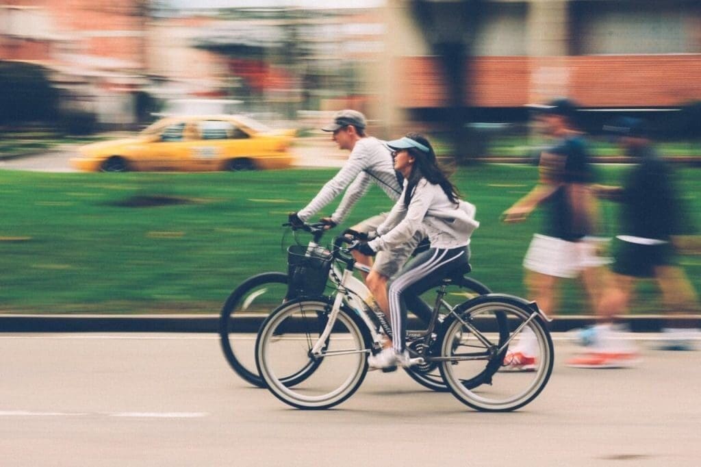 Imagem de duas pessoas usando Bicicletas elétricas - transporte sustentável
