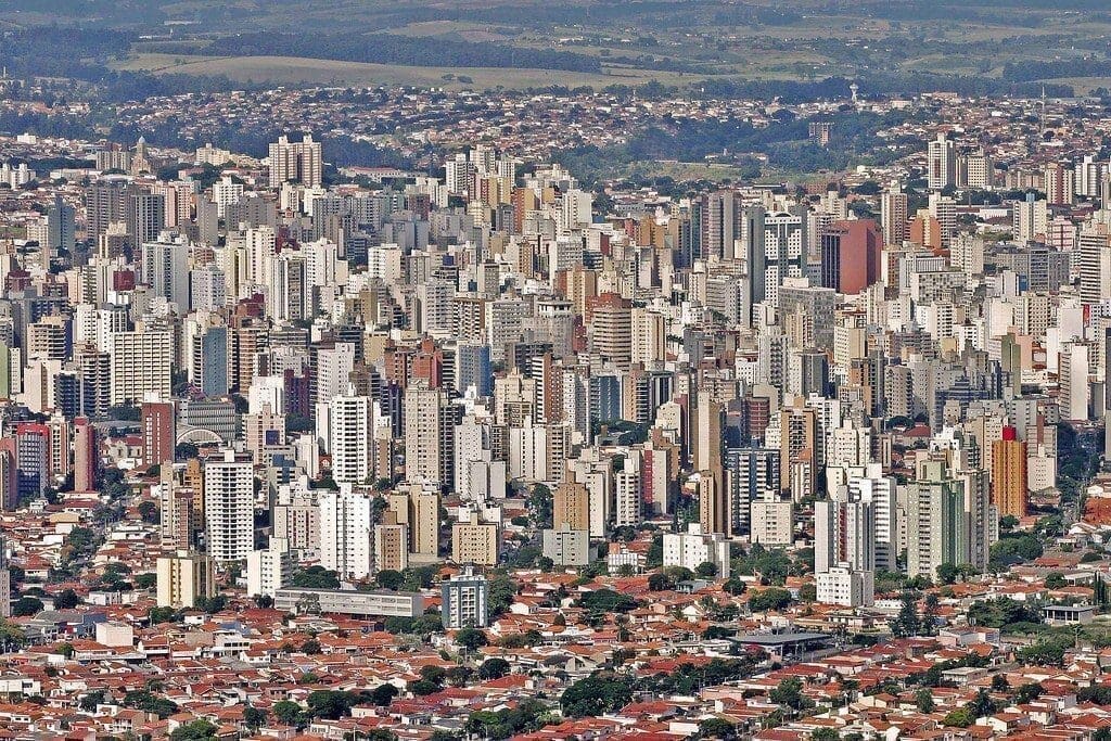 um conlcomerado de prédios em uma grande cidade, evidencia o problema da sustentabilidade nas Metrópoles
