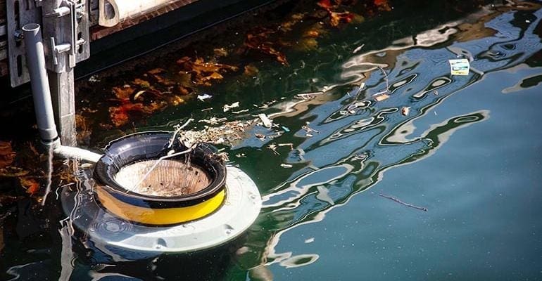 Imagem de equipamento Seabin limpando um rio.