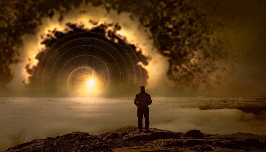 Descubra o seu propósito em sua vida: um homem em um lugar muito alto olhando para o horizonte e de lá aparece uma luz.