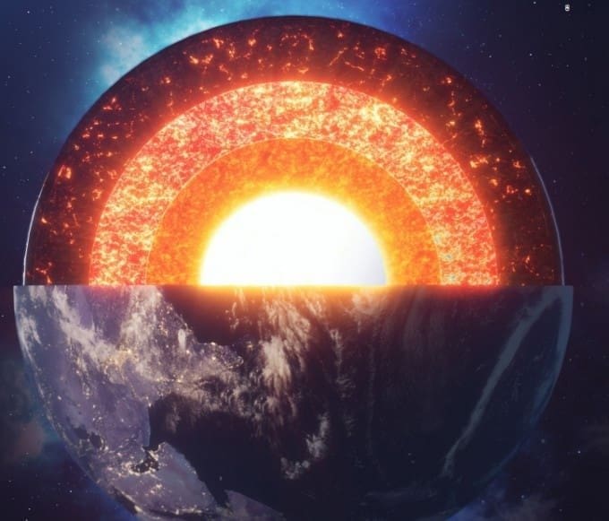 Imagem da Crosta terrestre, um globo com suas partes internas expostas, o núcleo interno é formado por um material um aspecto incandescente, o externo, tem aparência de brasa, a crosta é compacta e tem cor cinza escura.