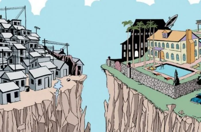 Desenho sobre a desigualdade Socioambiental no Brasil de um lado uma casa de luxo com piscina e de outro várias casas de uma comunidade pobre, essas duas realidades estão separadas por uma grande vala.
