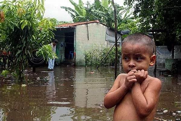 Retrato da desigualdade ambiental: uma criança com a mão na boca em uma região pobre e alagada.
