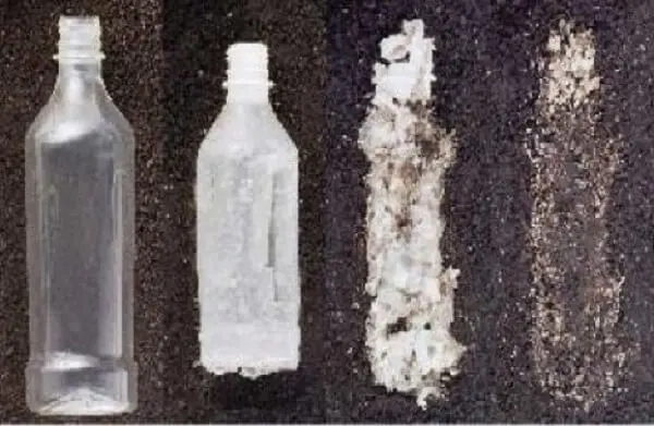 Uma garrafa de Embalagens compostáveis em decomposição em vários estágios.