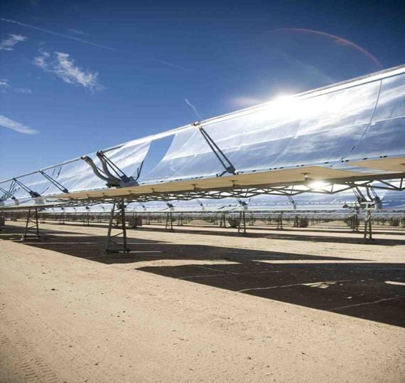 Usina de energia Solar Concentrada, ao fundo um céu azul ensolarado.