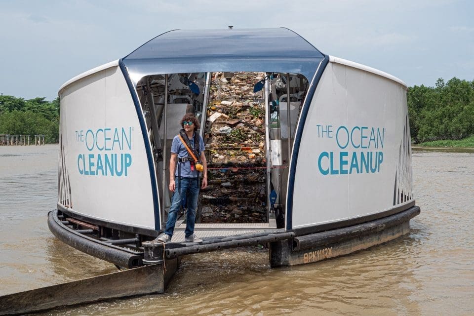 Uma embarcação com esteira de captura da Ocean Cleanup.