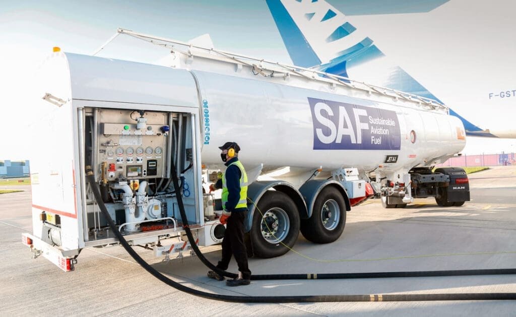 Centro de abastecimento SAF em um aeroporto.O que é o Combustível Sustentável de Aviação (SAF)?