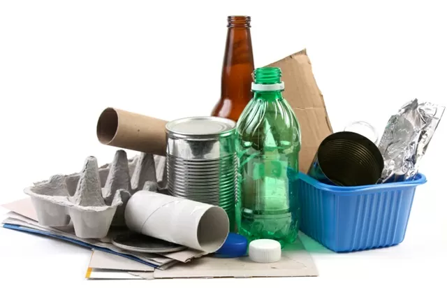 Imagem de vários materiais recicláveis como papelão, vidro e plásticos.