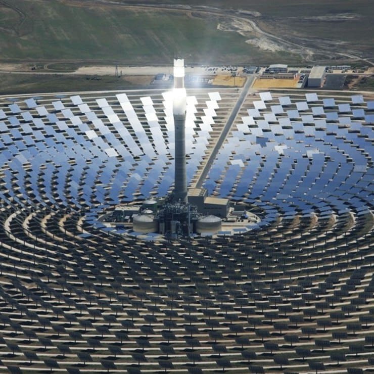 Fotografia de um usina solar, com vários painéis fotovoltaicos.