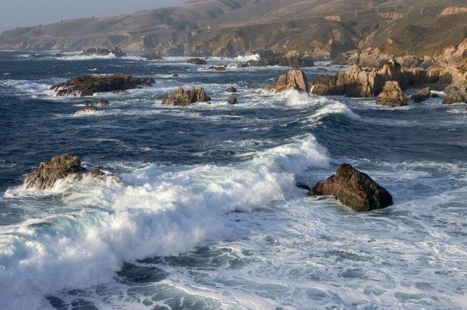 Fotografia de um dos tipos de Zonas Entremarés: Costão rochoso à beira-mar, formado por pedras expostas ao movimento das marés.