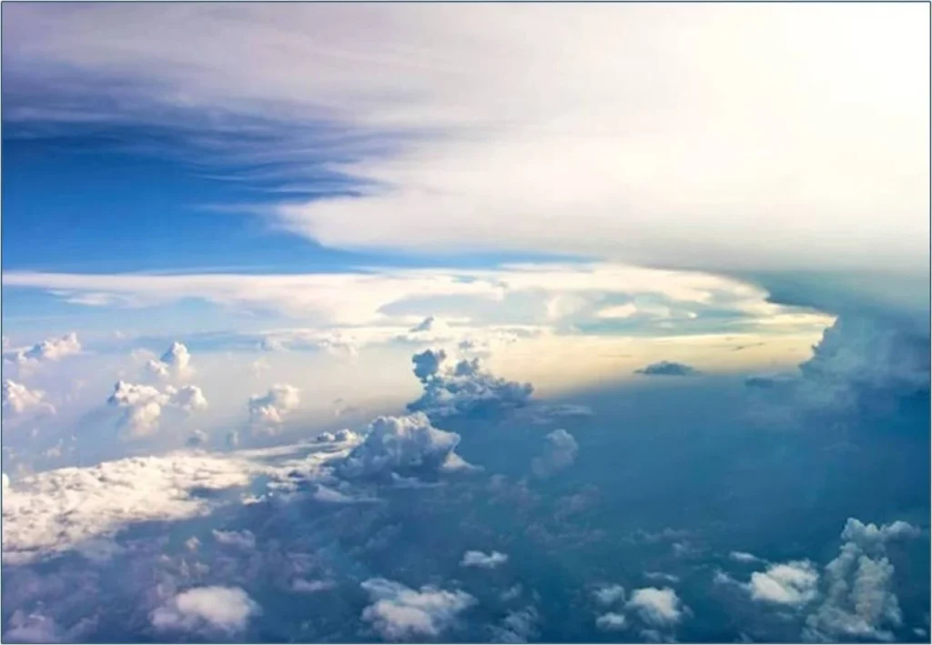 Imagem da estratosfera: uma camada azul com muitas nuvens.