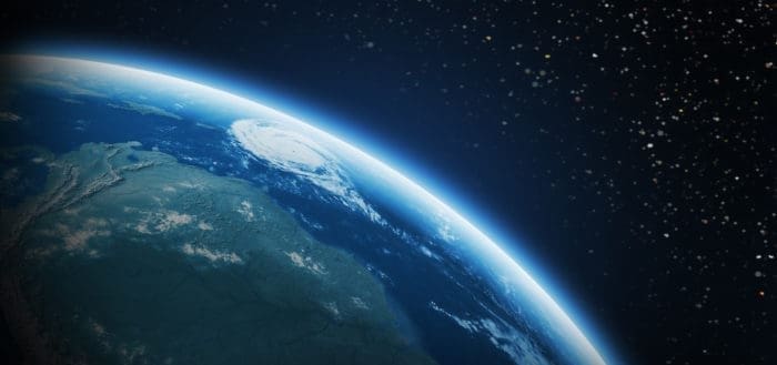 Imagem da exosfera, nela está presente o globo terrestre e o espaço sideral. O globo azul e o espaço negro.