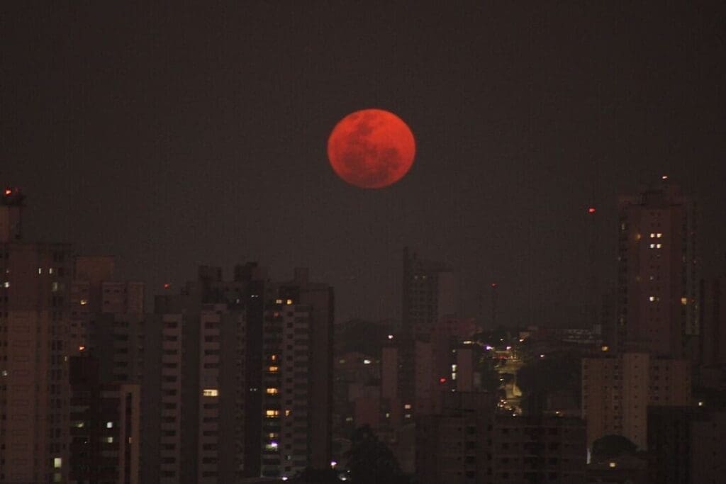Lua Laranja ou avermelhada: por que isso ocorre?