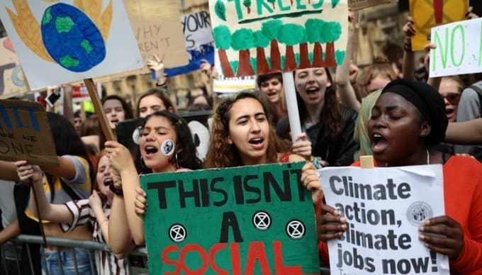 Jovens protestam defendendo o movimento Youth for Climate