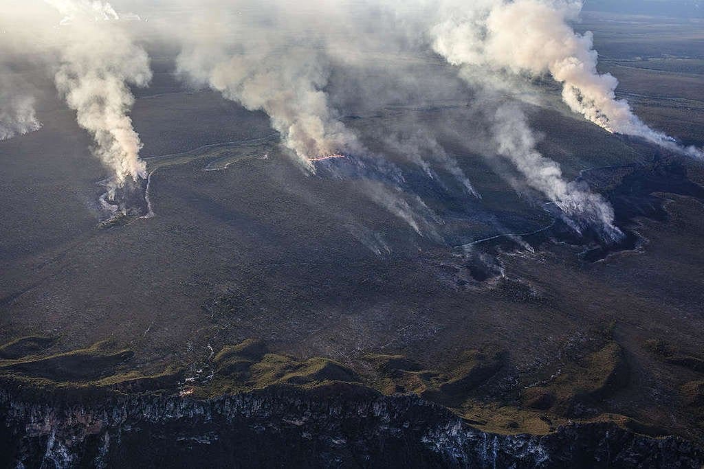 Fotografia de Criminalidade Ambiental, uma serra com vários pontos de incêndio.