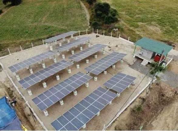 Pequeno terreno com uma instalação de Micro-redes Solares