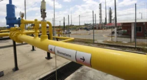 gasoduto amarelo em uma biorrefinaria de biometano