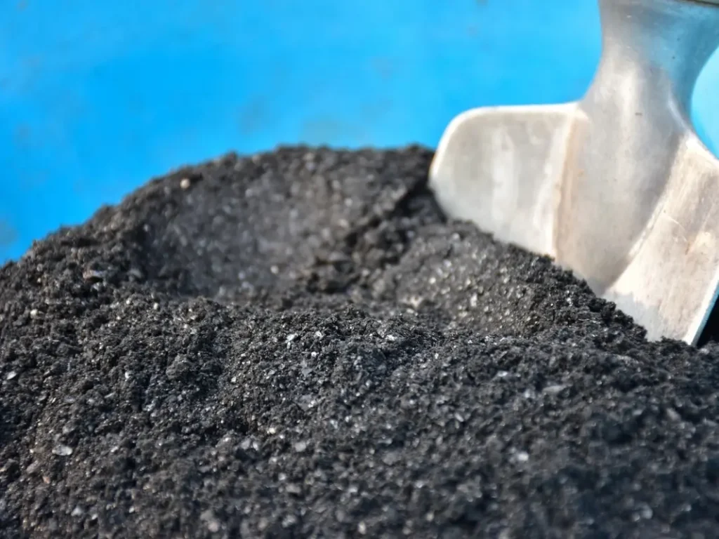 Insumo preto com uma pá semelhante ao Biochar.