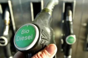 Bico de bomba de combustível de biodiesel. A bomba tem um círculo verde com escrito biodiesel em cor branca.