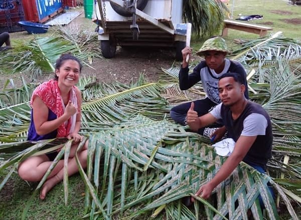 Grupo de trabalho sentado na floresta praticando o extrativismo vegetal