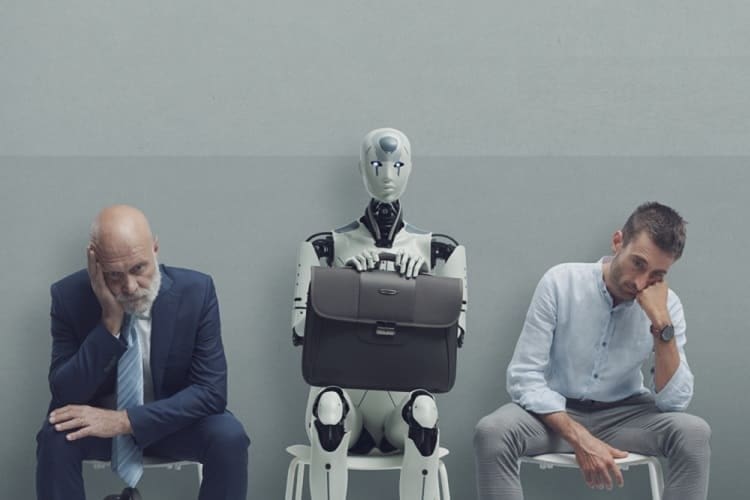 Imagem representativa da Inteligência artificial e Trabalho, dois homens sentados com o semblante preocupado e um robô em formato humano segurando uma pasta, sentado entre eles.
