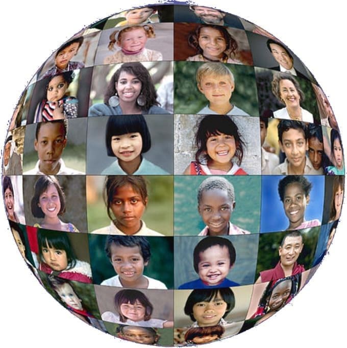 Um globo terrestres com várias fotos de crianças de diferentes etnias, representando o multiculturalismo