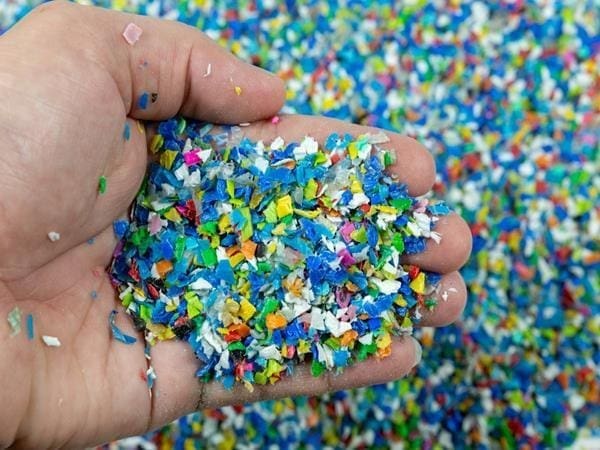 Mão repleta de pequenos polímeros.