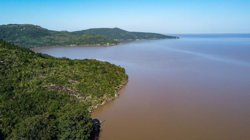 Parque Estadual de Itapuã com visão da Mata Atlântica e do mar.