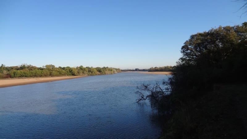 Parque Estadual do Camaquã com grande lagoa rodeada de densa vegetação