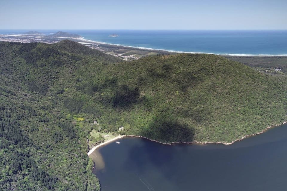 Parque Estadual do Rio Vermelho, oceano banha grande área verde