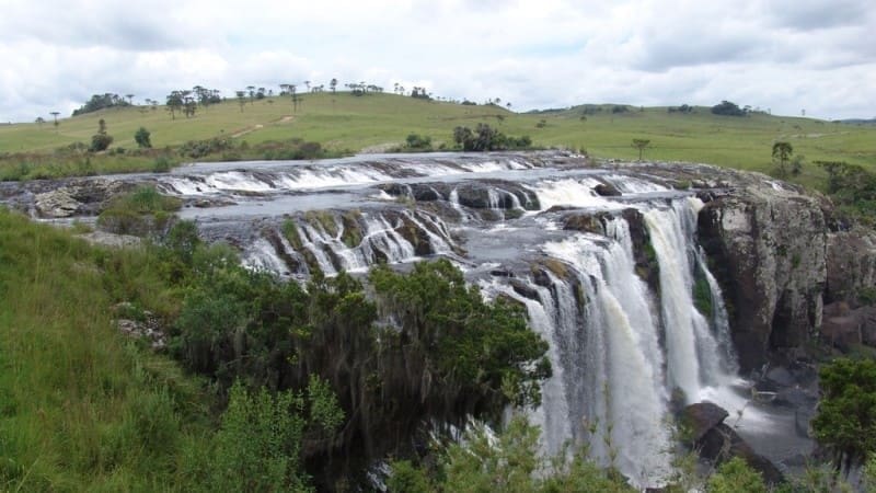 Parque Estadual do Tainhas com extensa cachoeira descendo