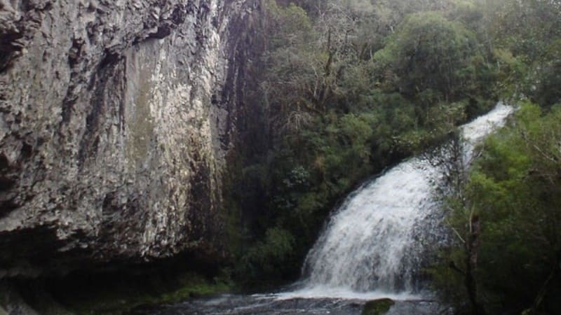 Parque Natural Municipal da Ronda com cachoeira ao lado de uma grande rocha