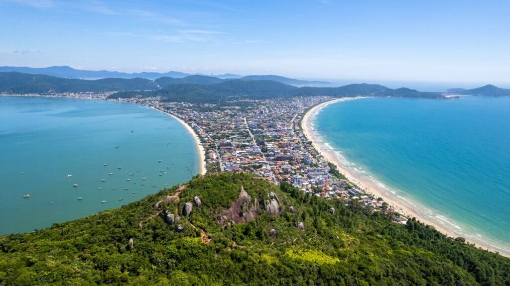 Parque Natural Municipal do Morro do Macaco, faixa de terra povoada ao centro e banhada pelo mar pelos dois lados