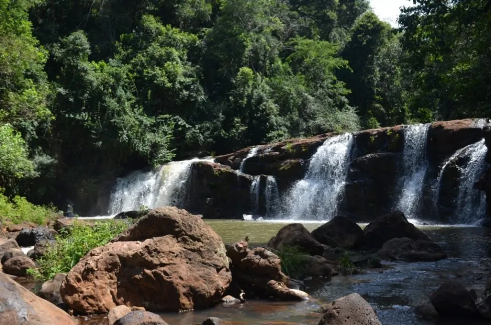 Parque Estadual Lago Azul - Paraná, cachoeira forma um lago, há vegetação densa e rochas no entorno.