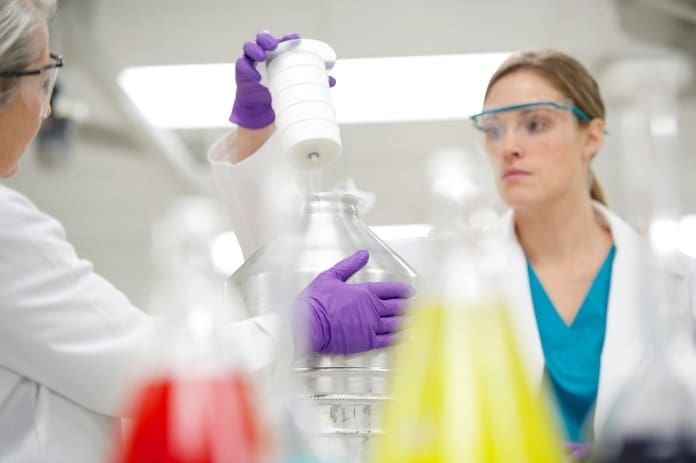 Duas mulheres com jalecos brancos em laboratório simbolizando a Biocertificação