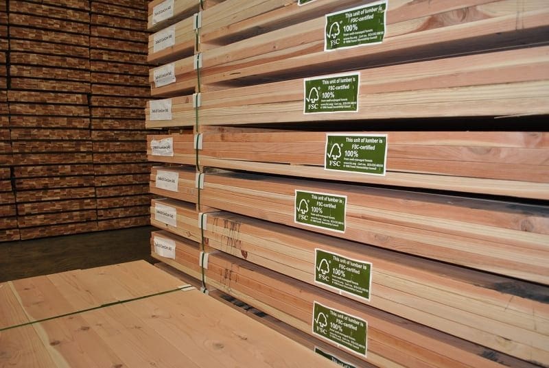Uma pilha de madeira certificada preparada para venda