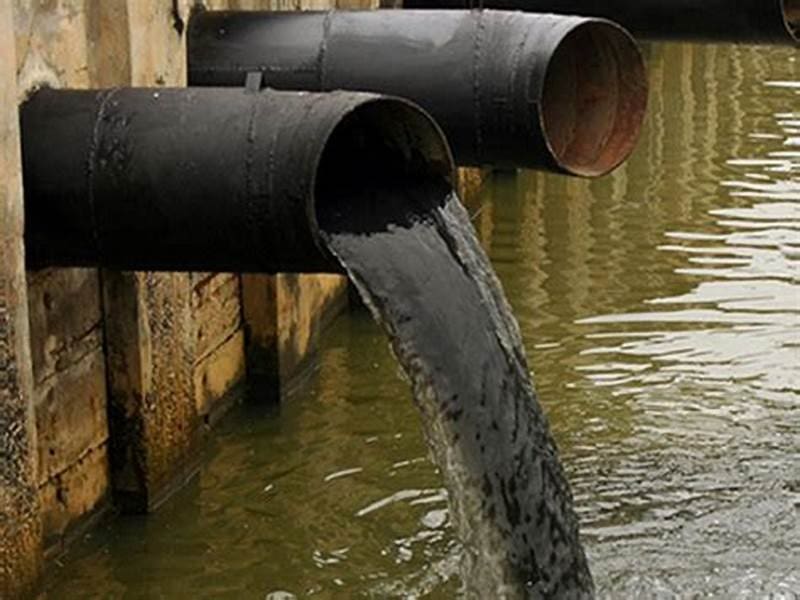 Água preta saindo pelo esgoto evidencia a poluição industrial