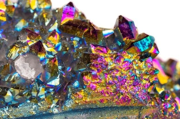 Recursos minerais renováveis: fotografia de um cristal de rocha, com pontas afiadas, aparência vítria e coloração rocha.