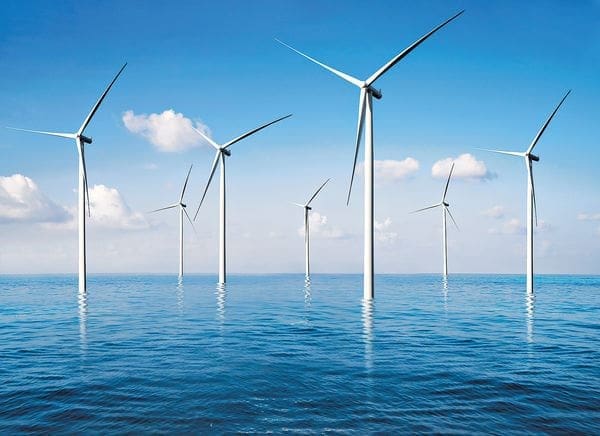 Parque eólico no oceano, grandes turbinas com hélices.