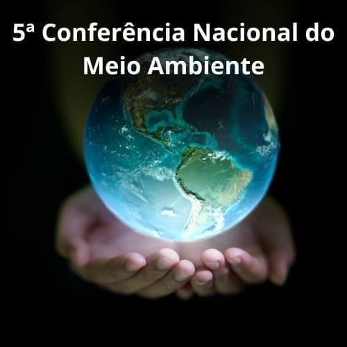 Uma mão estendida segurando o globo terrestre e escrito: 5ª Conferência Nacional do Meio Ambiente - CNMA